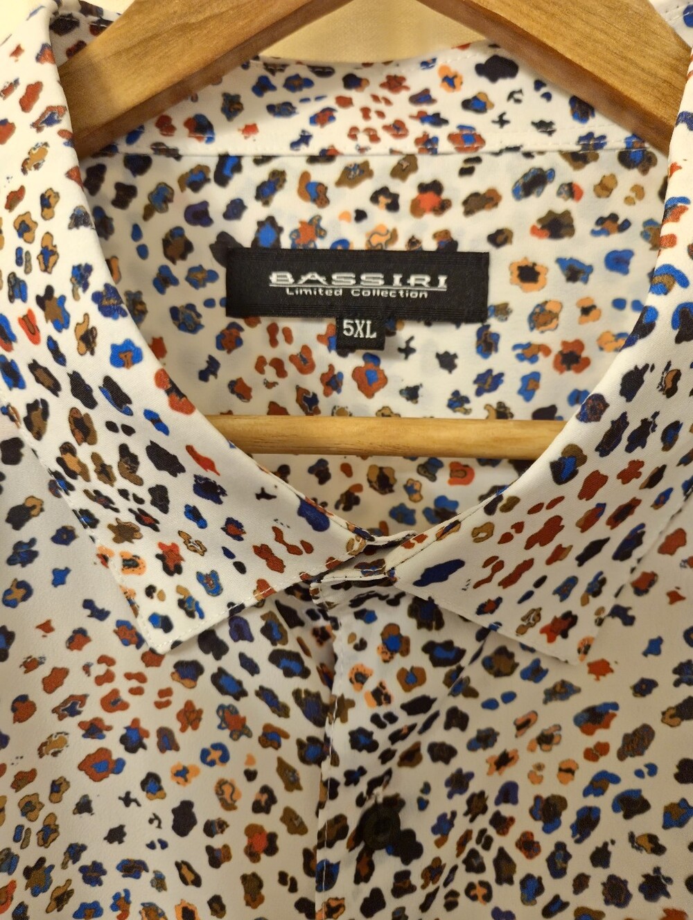 Bassiri Limited Collection Men's Tan W/Color Spot Print SS Microfiber Shirt - Picture 3 of 3